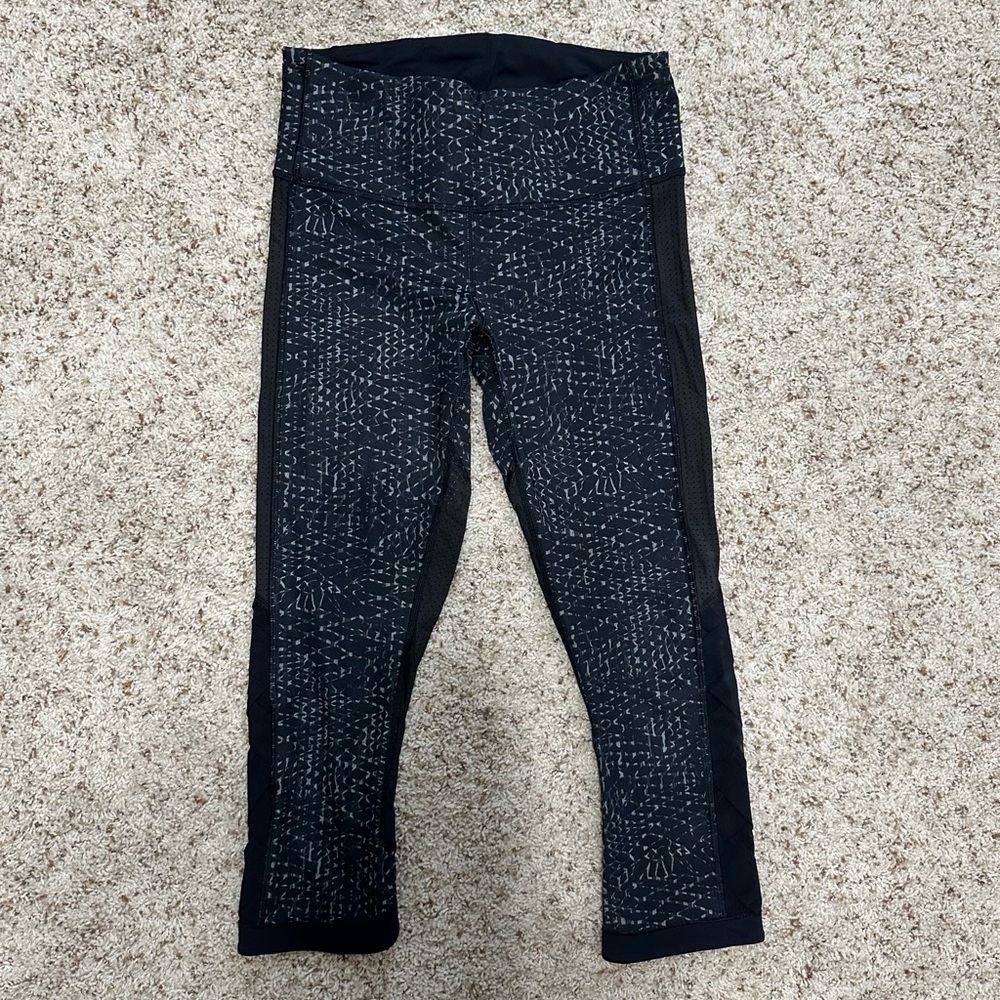 Lululemon Women’s Wunder Under 23” Crop Black Mesh Legging. Size 6. Like New!